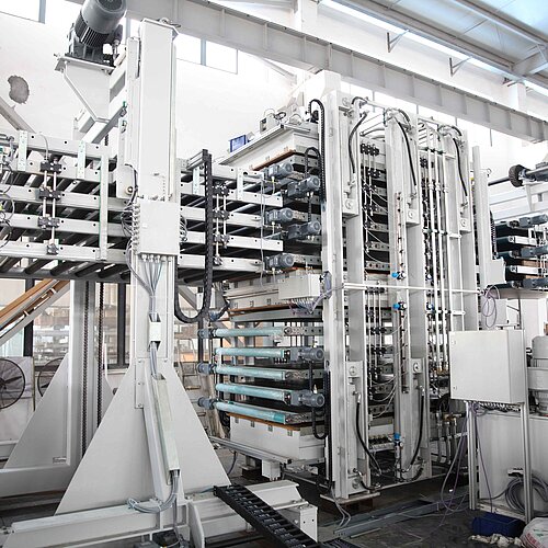 Mehretagenpresse für die Türenproduktion von BÜRKLE Mehretagenpresse für die Türenproduktion von BÜRKLE